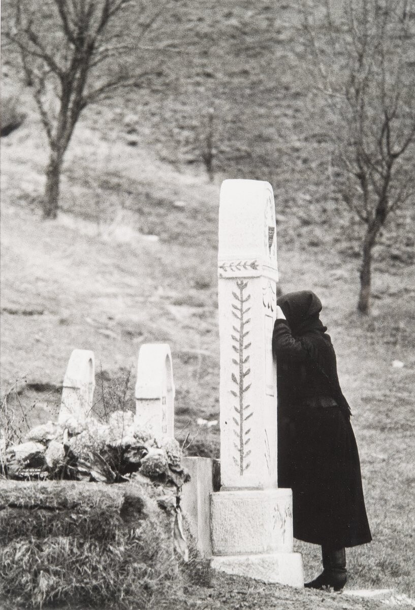 У могилы, 1973. Фотограф Петер Корниш