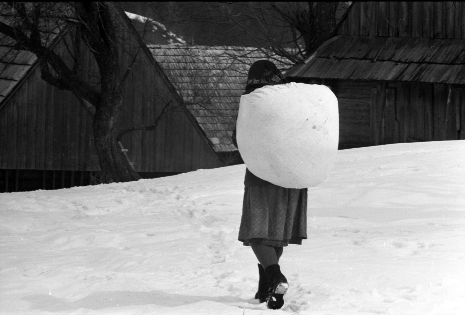 Женщина с мешком, 1976. Фотограф Петер Корниш