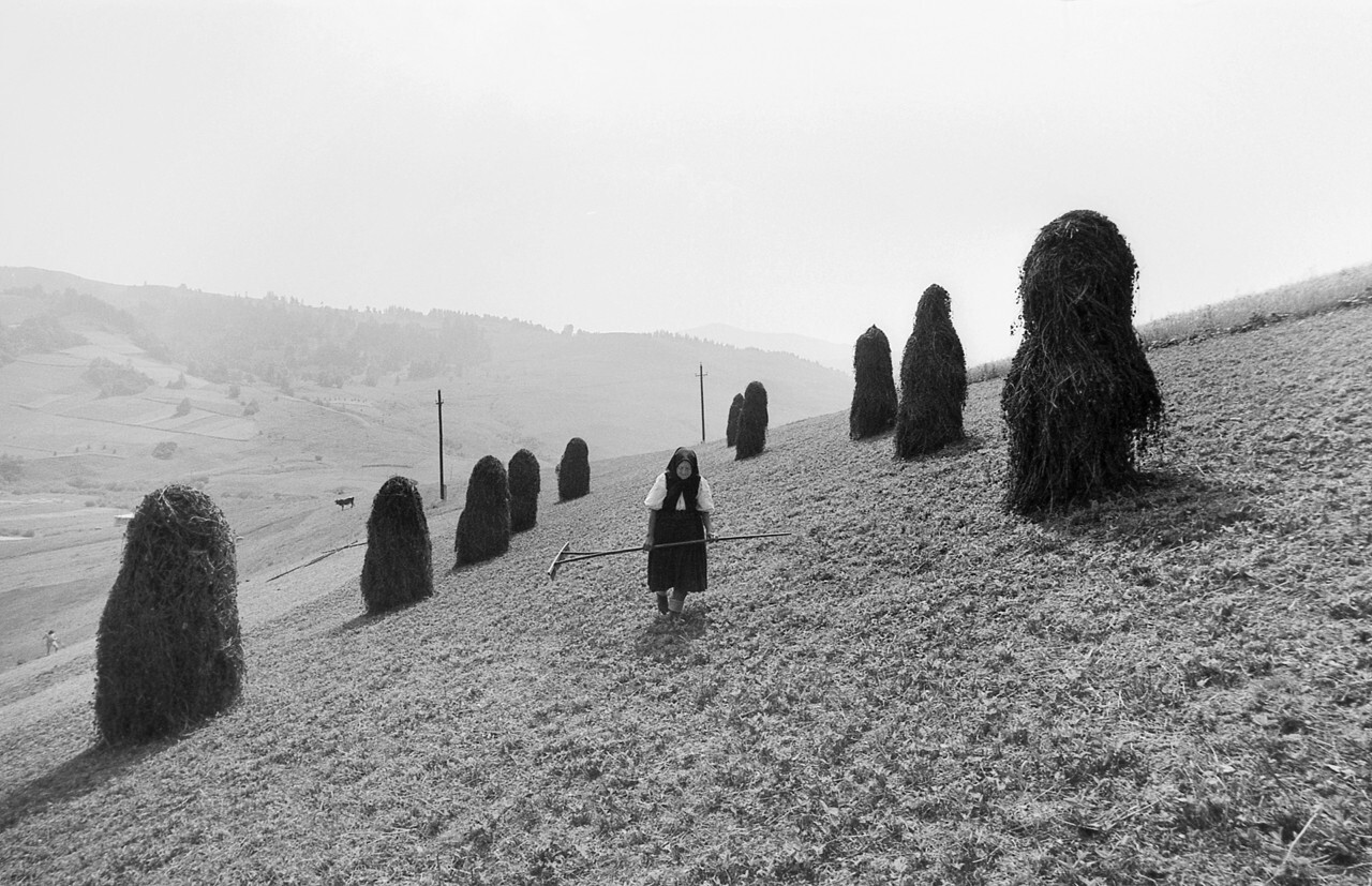 Женщина среди стогов сена, 1976. Фотограф Петер Корниш