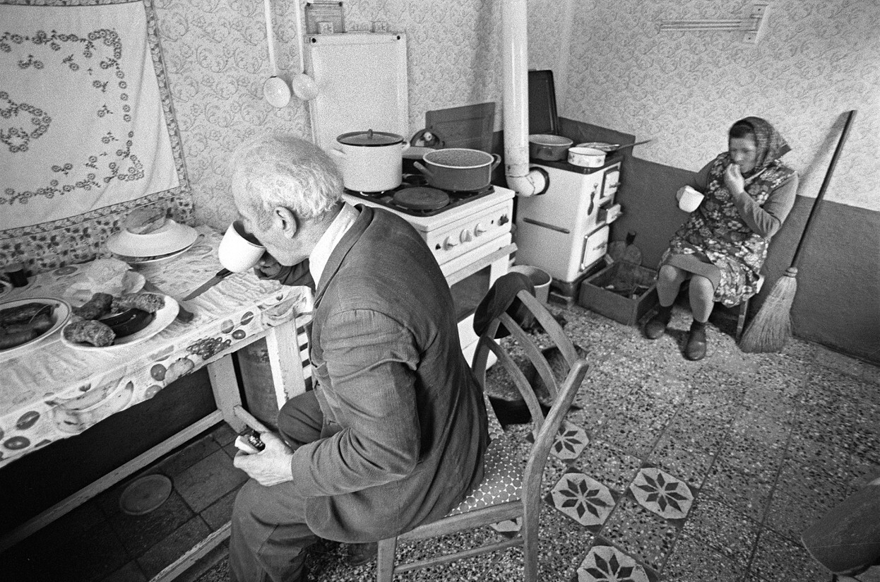Завтрак на кухне, 1982. Фотограф Петер Корниш