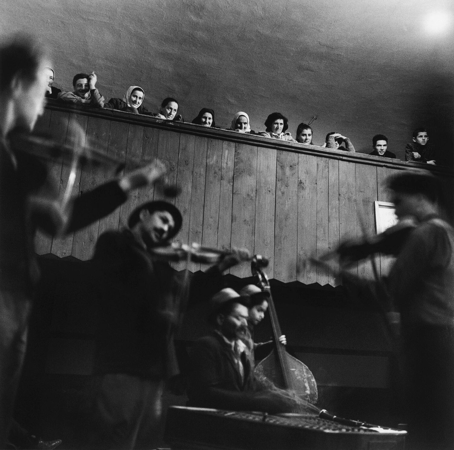 Слушая музыкантов, 1967. Фотограф Петер Корниш