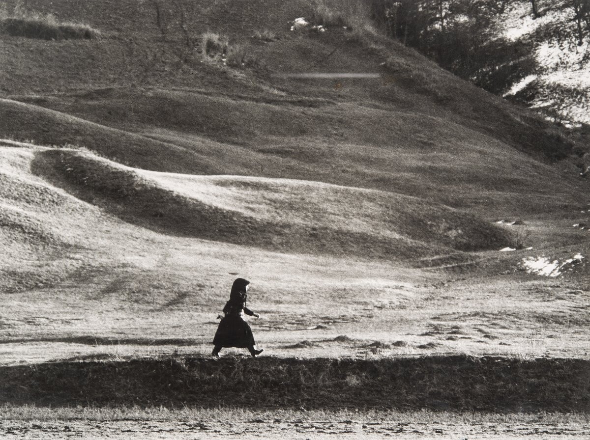 Спешащая женщина, 1973. Фотограф Петер Корниш