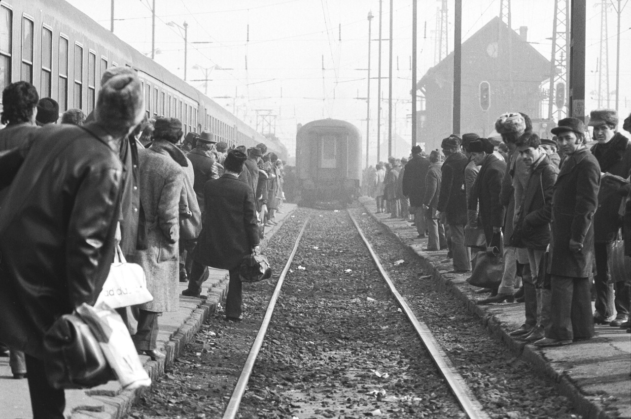 В ожидании поезда, 1980. Фотограф Петер Корниш