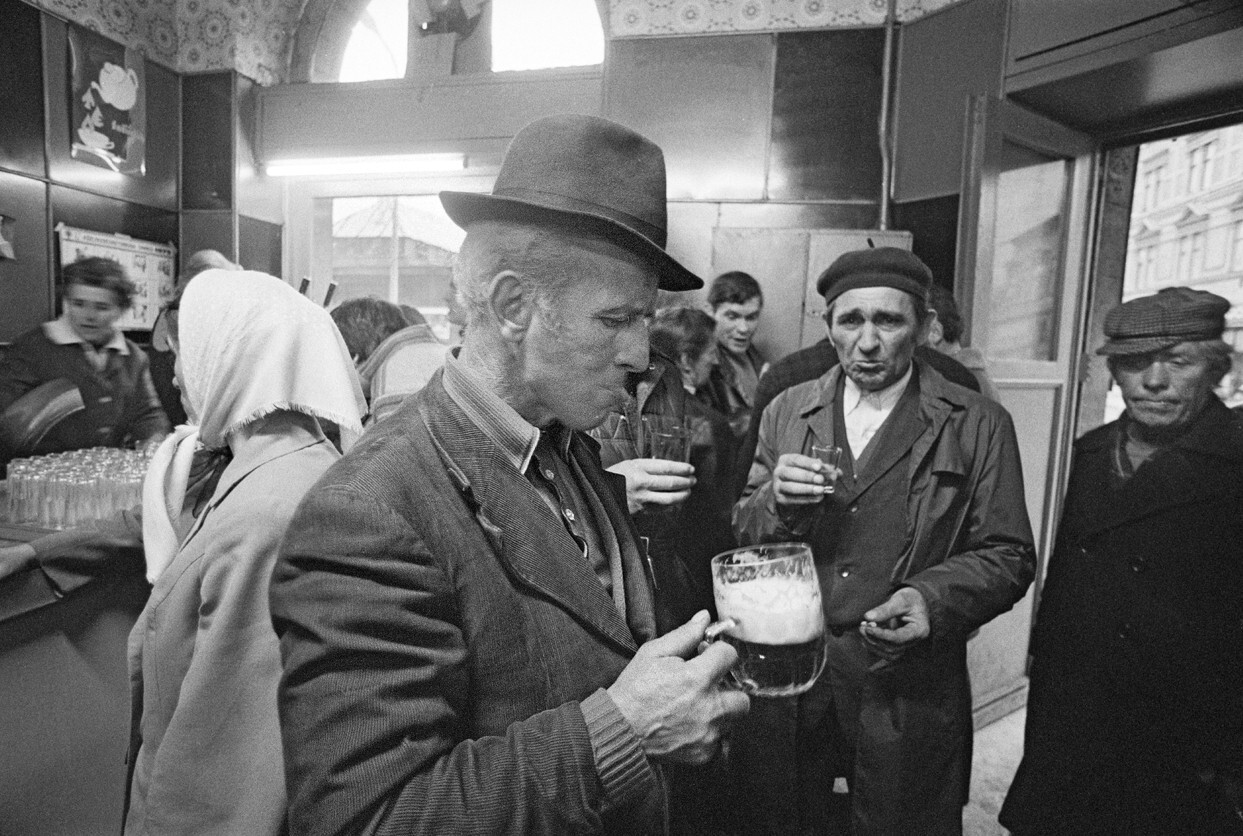 У барной стойки, 1979.  Фотограф Петер Корниш