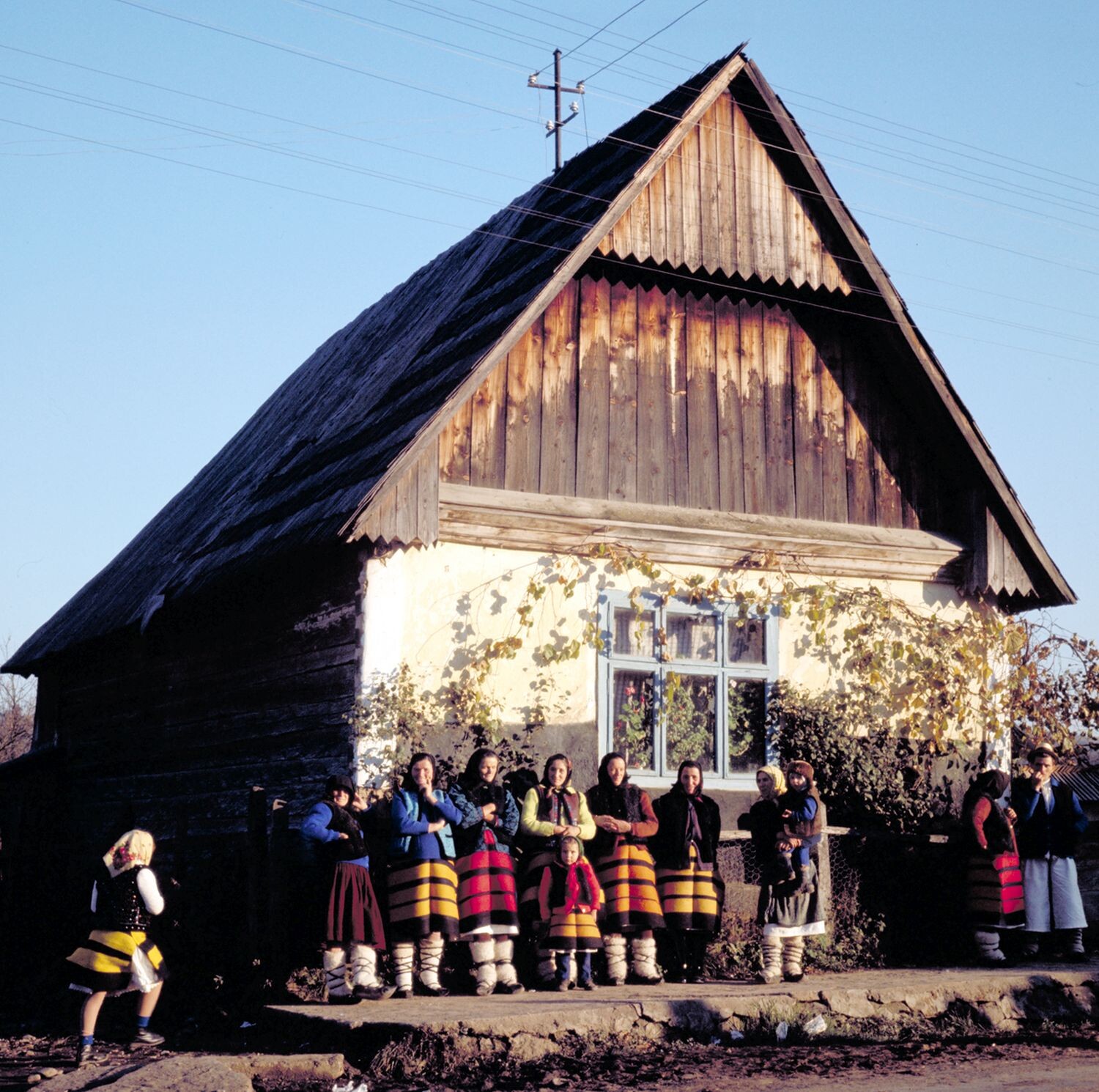 Воскресным днём на фоне старого дома, 1975. Фотограф Петер Корниш