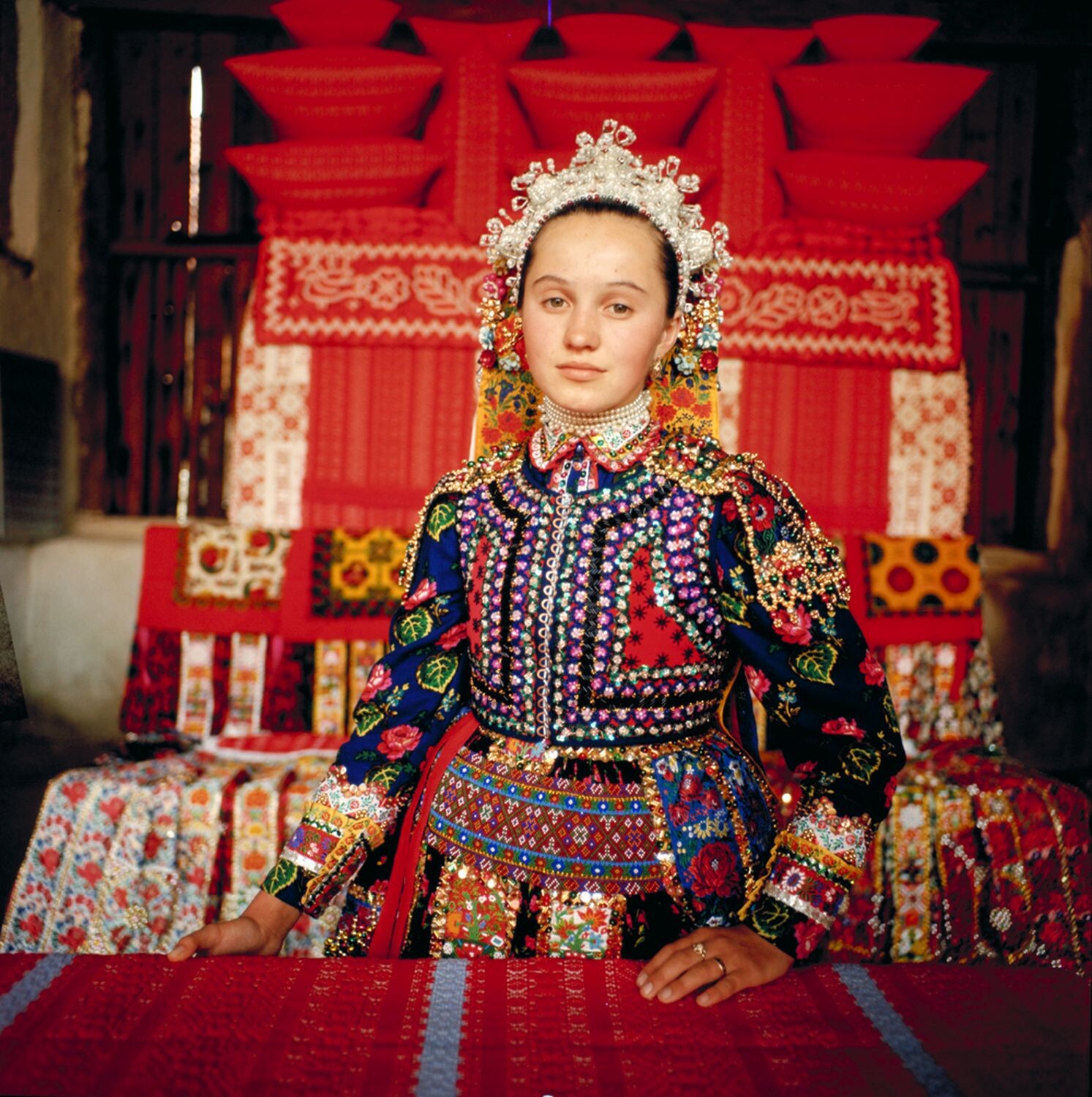 Девушка в жемчужном головном уборе, 1972. Фотограф Петер Корниш