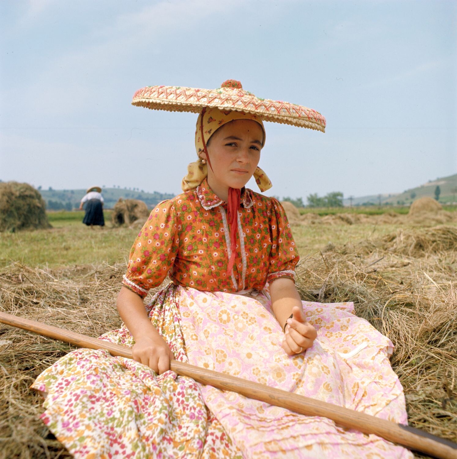 Девушка, ворошащая сено, 1974. Фотограф Петер Корниш