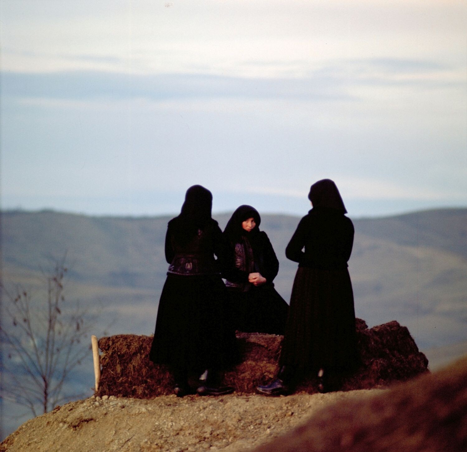 Женщины у могилы, 1973. Фотограф Петер Корниш
