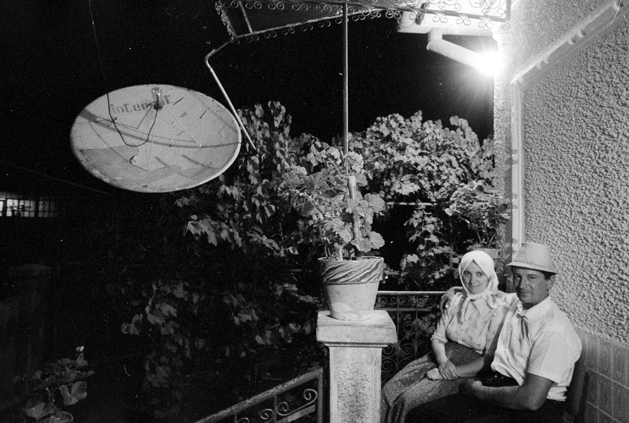 Пара со спутниковой тарелкой, 1994. Фотограф Петер Корниш