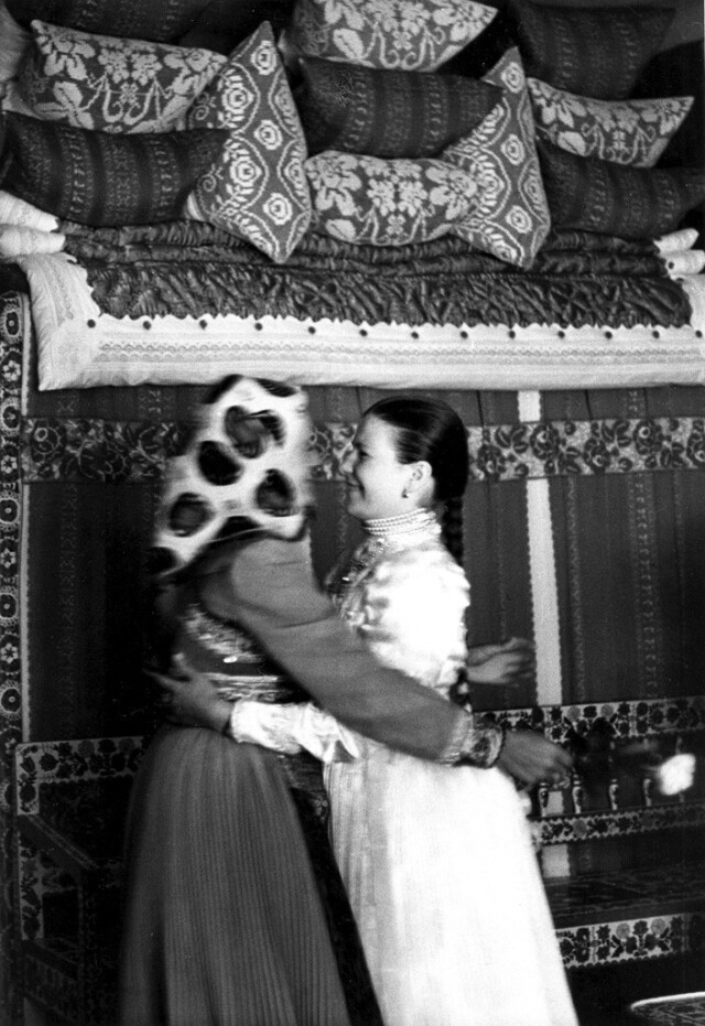 Прощание с невестой на свадьбе, 1969. Фотограф Петер Корниш