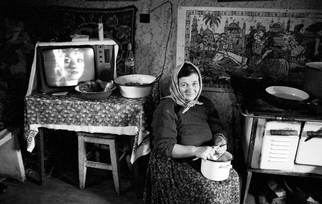Чистка картофеля и телевизор, 1993. Фотограф Петер Корниш