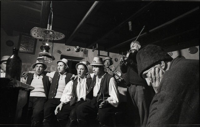 Парни в танцевальном доме, 1968. Фотограф Петер Корниш