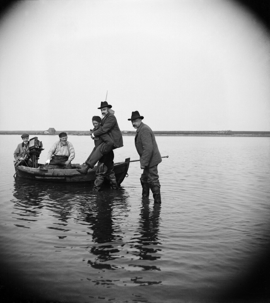 Ричарда Тепе переносят на лодку для экспедиции по фотографированию птиц, 1902 год