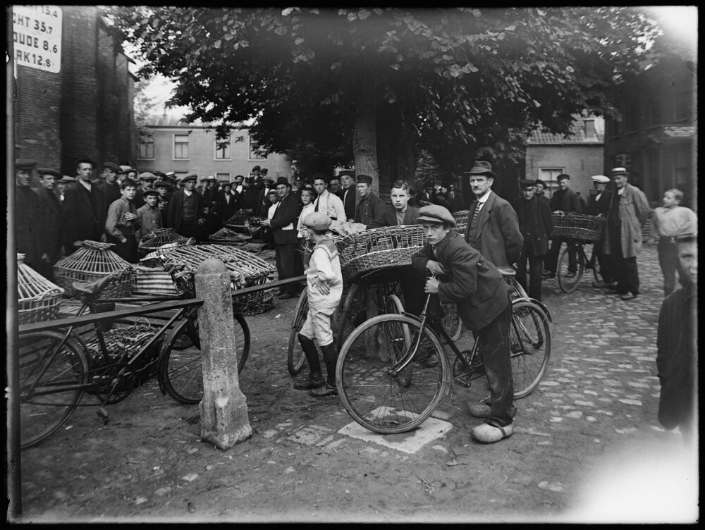 Торговцы и публика на птичьем рынке, Барневелд, 1921 год. Фотограф Ричард Тепе