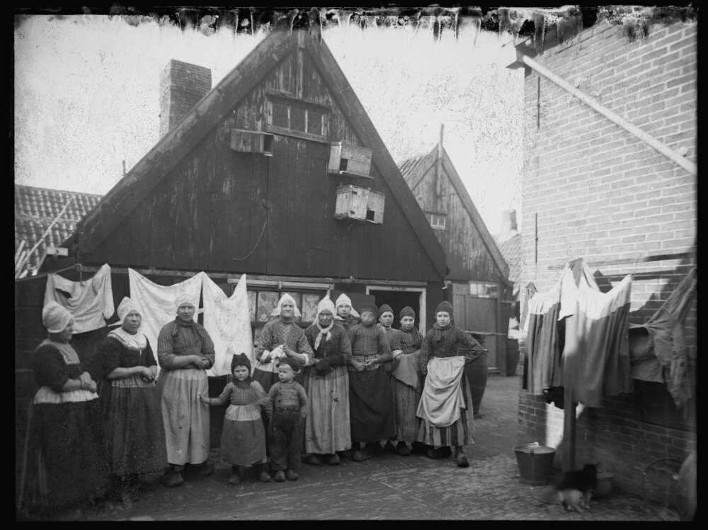 Позирующие женщины и дети, Волендам, 1910 год. Фотограф Ричард Тепе