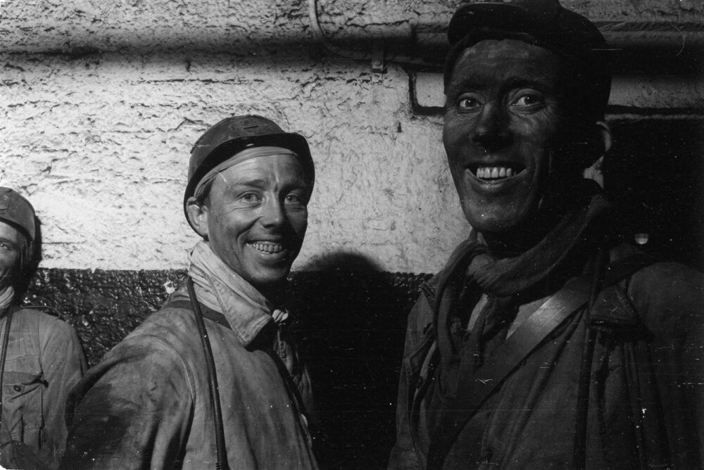 Шахтёры, ожидающие лифт шахты Оранье Нассау, Херлен, примерно 1952 год. Фотограф Нико Джесси
