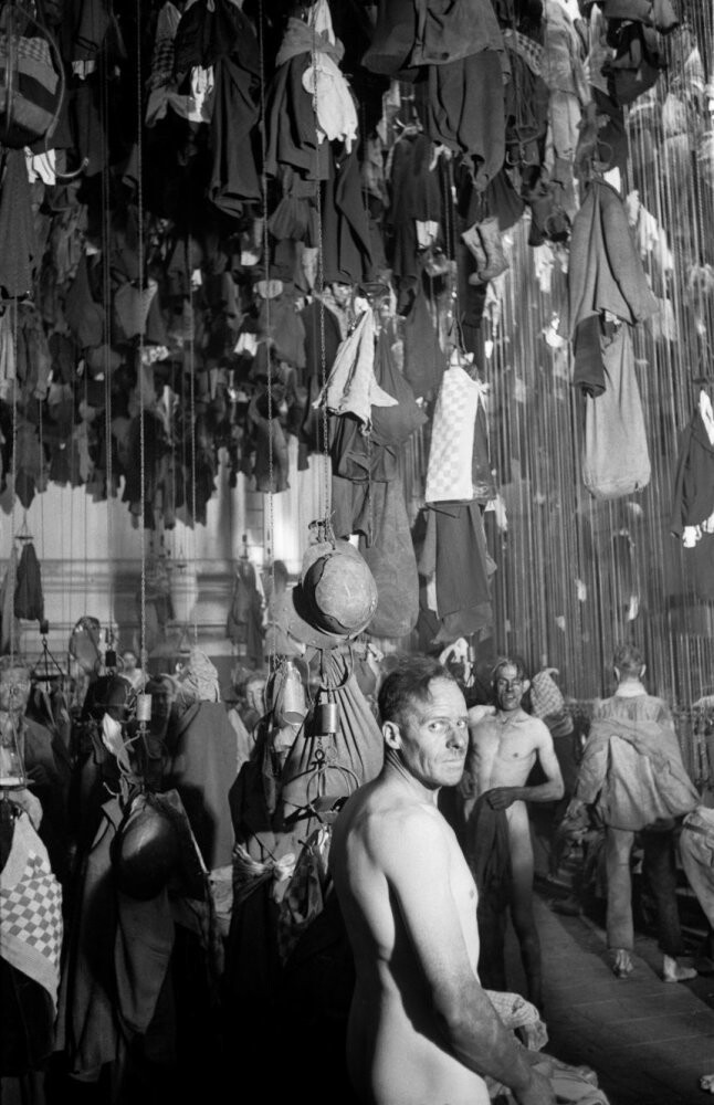 Шахтёры в душевой комнате шахт Оранье Нассау, Херлен, 1952 год. Фотограф Нико Джесси