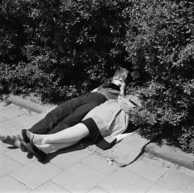 Солнечные ванны, Эйндховен, 1959 год. Фотограф Мартин Коппенс