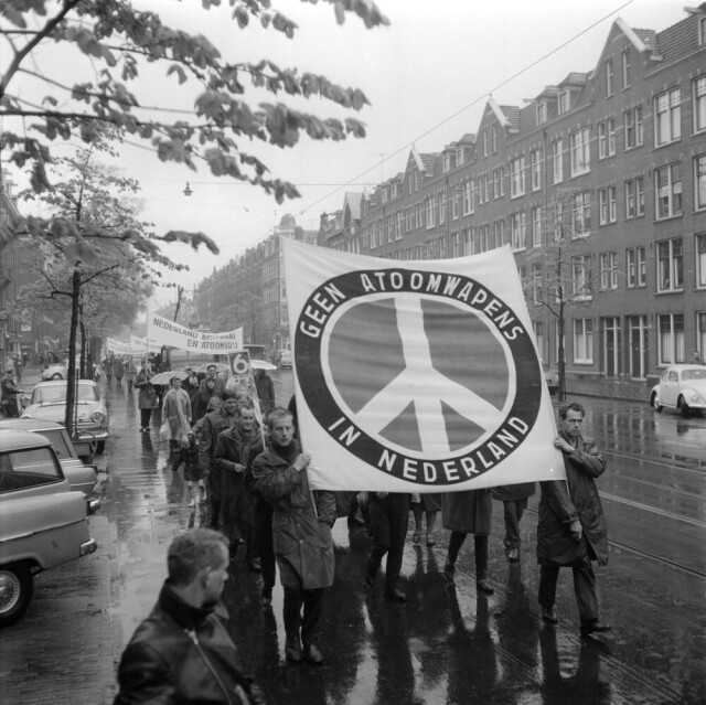 Демонстрация против атомной бомбы, Амстердам, 1962 год. Фотограф Аал Фрик