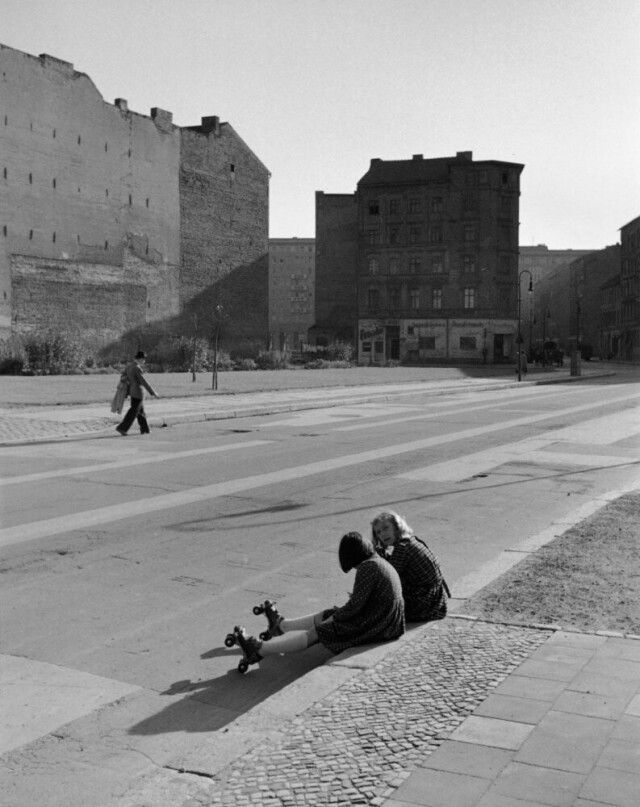 Две девушки на улице после расчистки завалов, Восточный Берлин, ГДР, 1960 год. Фотограф Нико Джесси