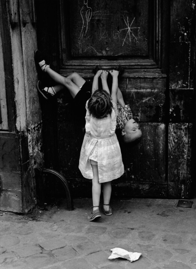 Дети, играющие у двери, квартал Маре, Париж, 1960 год. Фотограф Нико Джесси