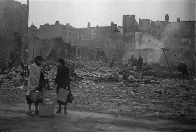 Военный ущерб в Безуиденхауте в Гааге после бомбардировки союзниками 3 марта 1945 года. Фотограф Эд ван Вейк