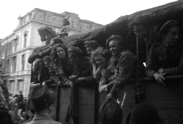 Во время вступления войск союзников в Гаагу, май, 1945 год. Фотограф Эд ван Вейк