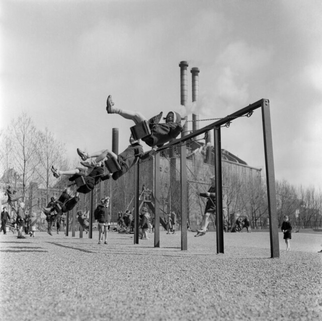 Игровая площадка, Гаага, примерно 1945 год. Фотограф Эд ван Вейк