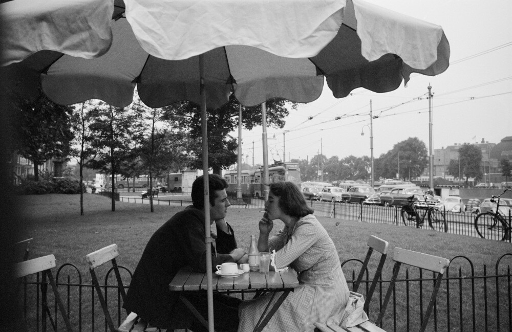 Терраса кафе, Амстердам, 1958 год. Фотограф Аарт Кляйн