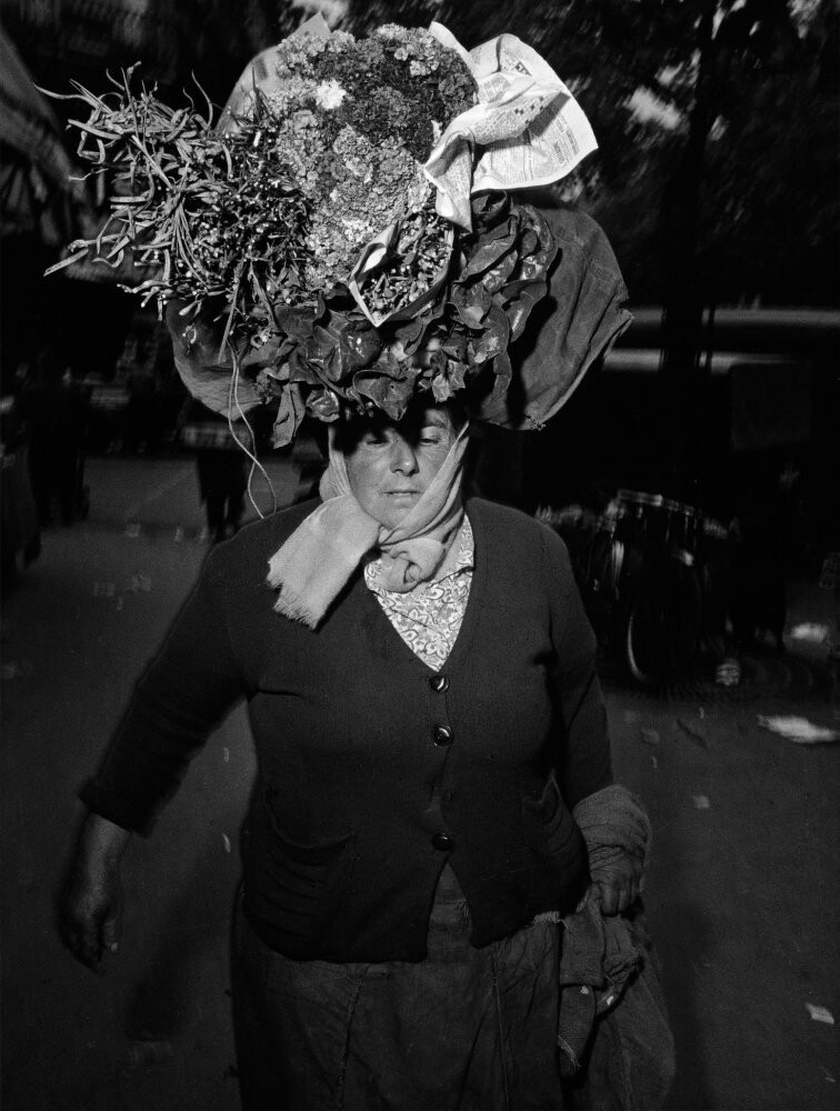 Торговка цветами, Париж, 1954 год. Фотограф Нико Джесси