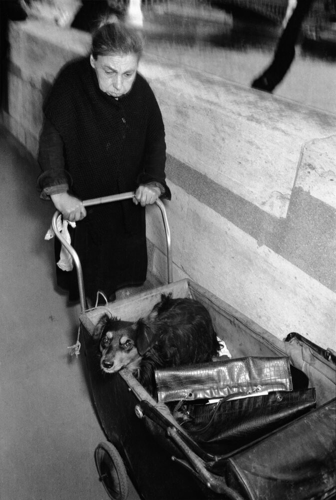 Клошар у Сены, Париж, 1960 год. Фотограф Нико Джесси
