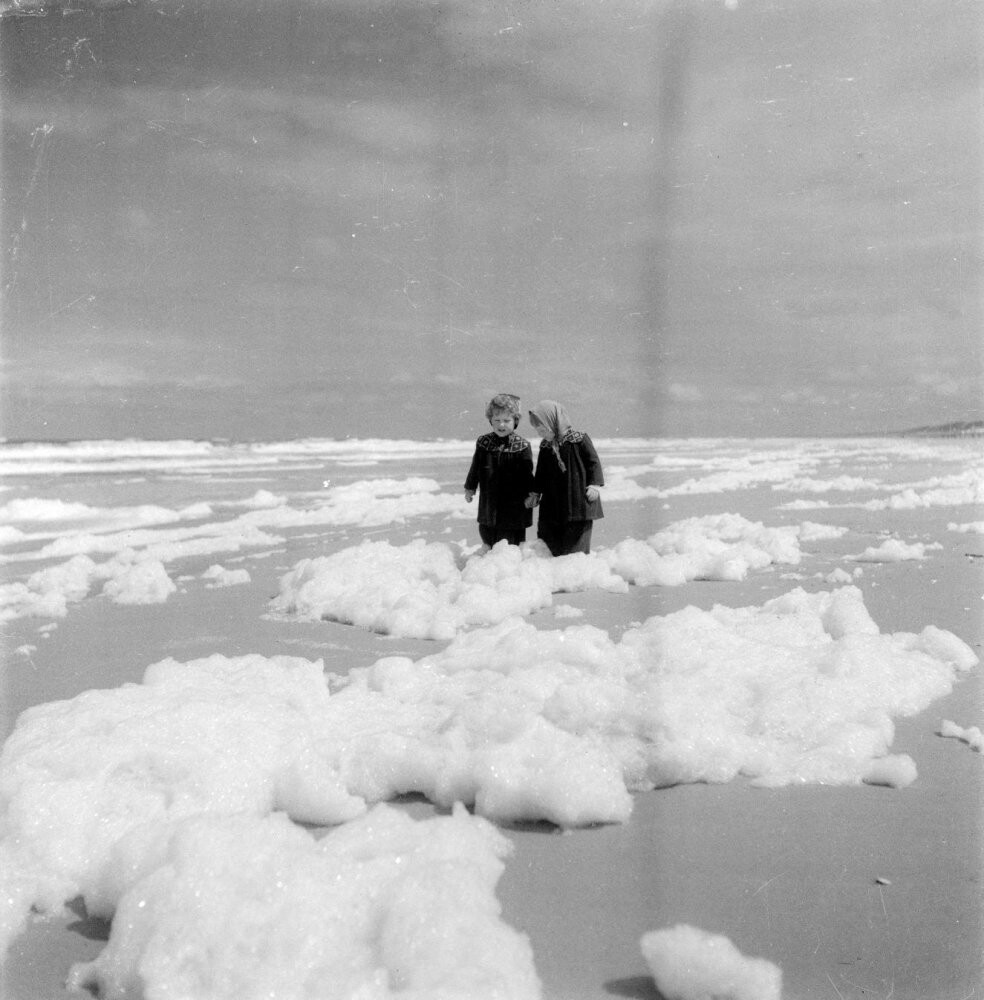 Пляж с пеной, Зандворт, 1954 год. Фотограф Дольф Крюгер