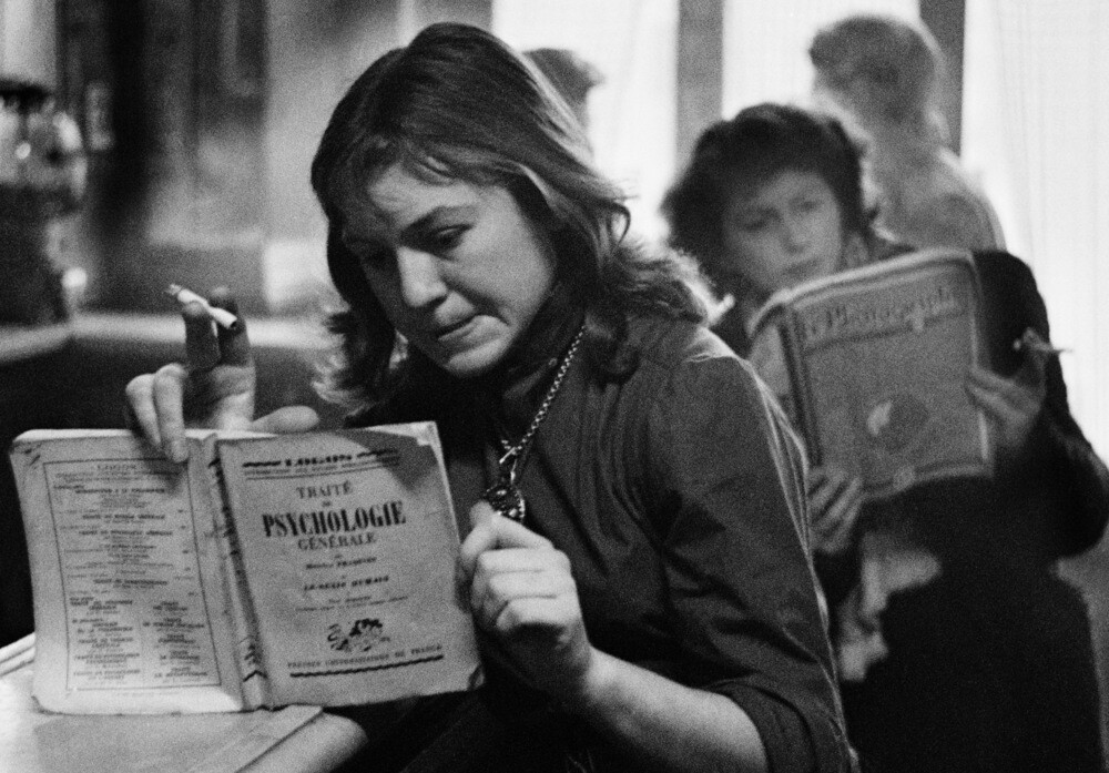 Женщина читает в кафе, примерно 1950 год. Фотограф Эд ван дер Эльксен