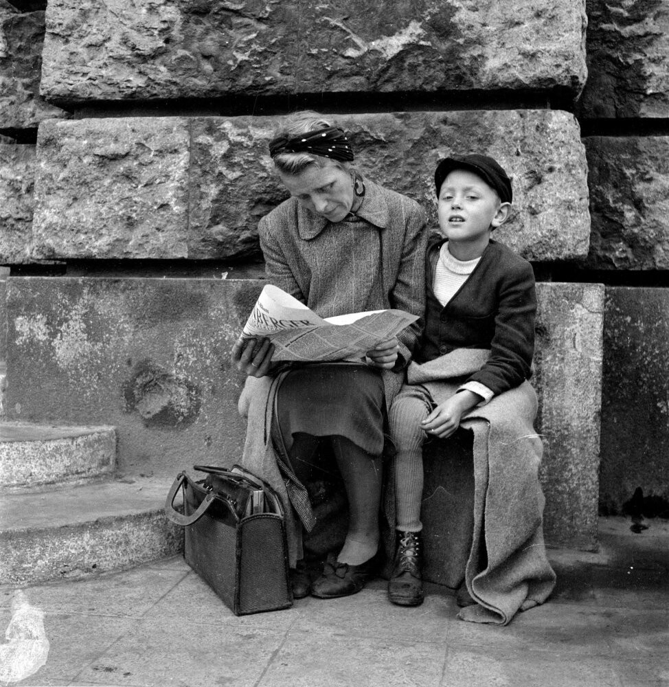 Голландка читает газету с отчетом о Нюрнбергском процессе, 1946 год. Фотограф Кас Оортхейс