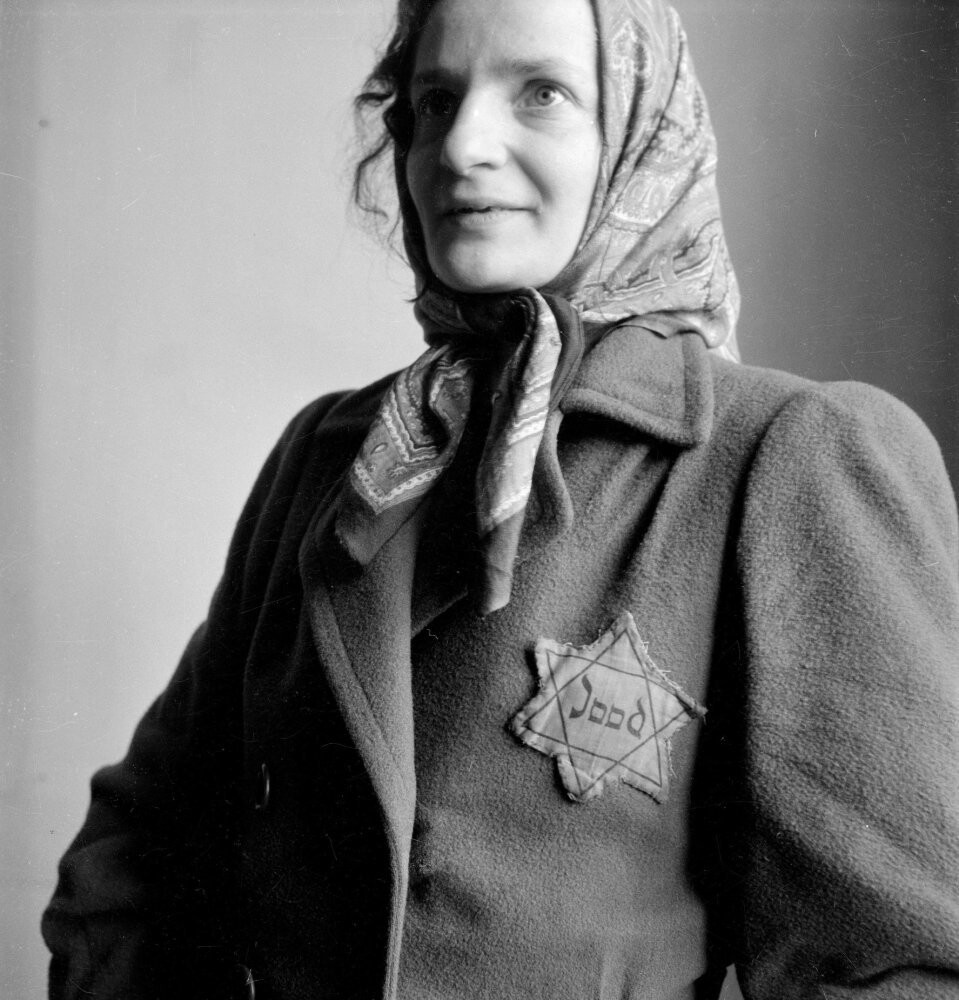 Женщина в пальто с жёлтой звездой Давида, Амстердам, 1944 год. Фотограф Кас Оортхейс