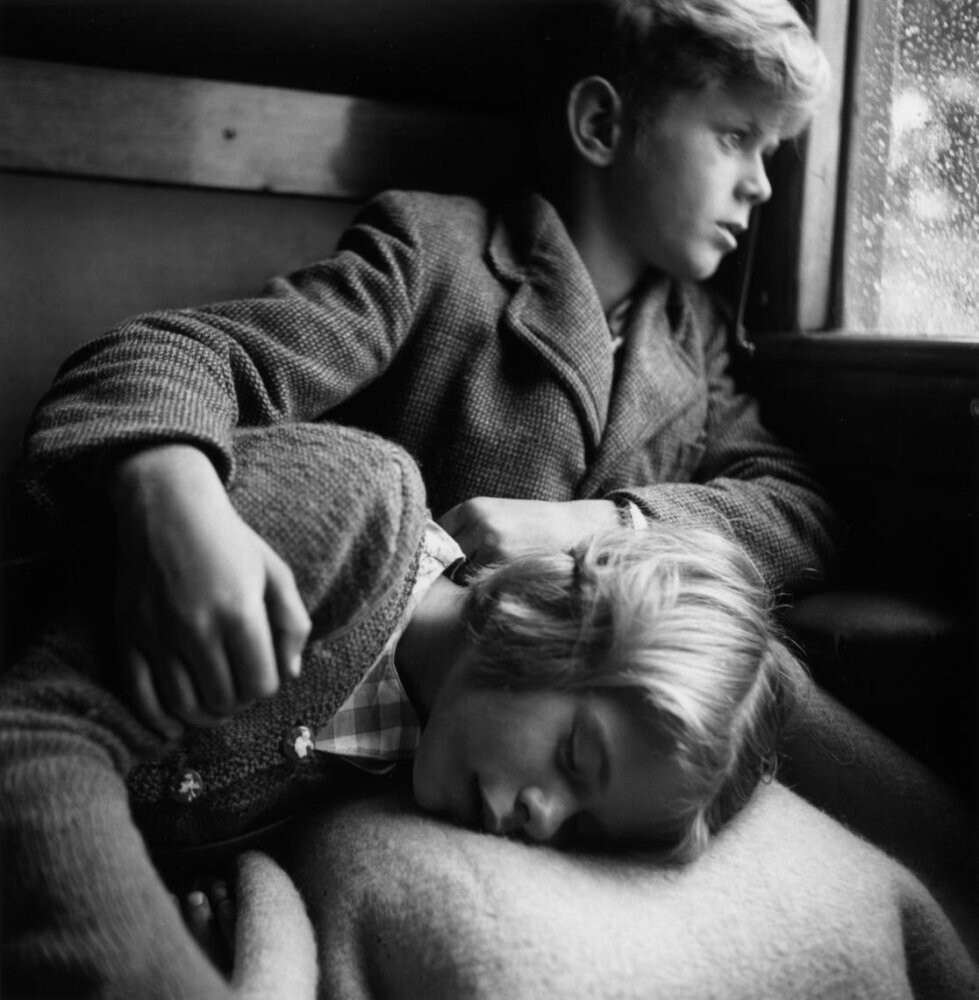 Томас и Джульетта Кандо в поезде из Парижа, Франция, 1952 год. Фотограф Ата Кандо