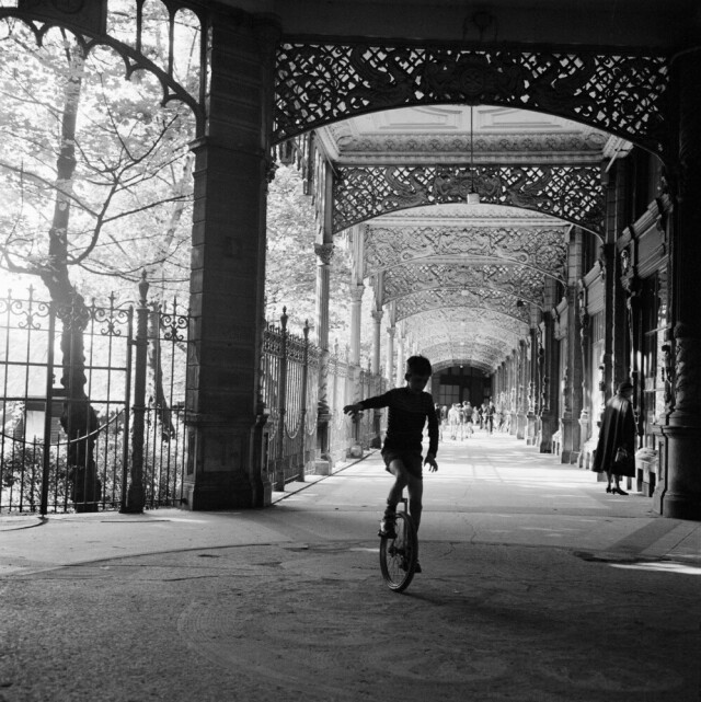 Наездник молодёжного цирка на одноколёсном велосипеде, Амстердам, 1959 год. Фотограф Аарт Кляйн