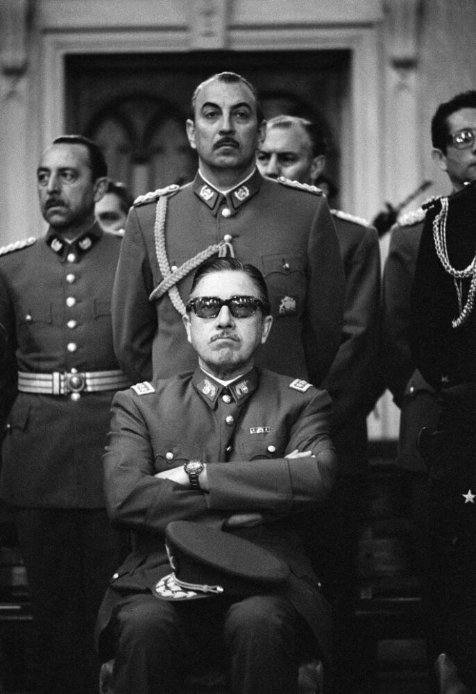 Генерал Аугусто Пиночет с офицерами перед началом мессы в честь независимости Чили,  для благословения новой военной хунты, Церковь Национальной благодарности, Сантьяго, Чили, 18 сентября 1973 года. Фотограф Час Герретсен