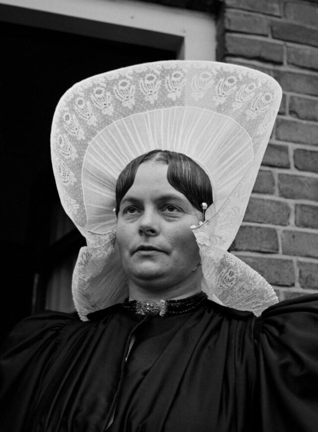 Женщина в национальном головном уборе,  примерно 1959 год. Фотограф Кас Оортхейс