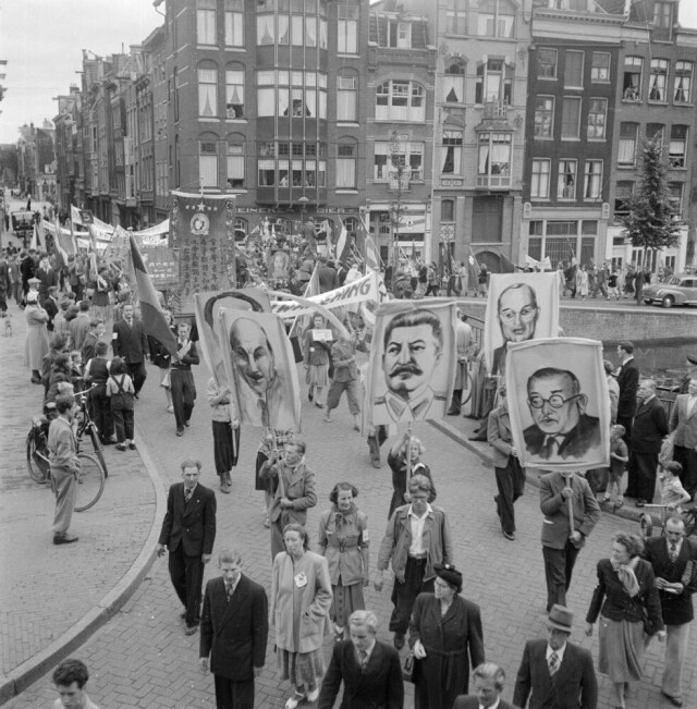 Мирная демонстрация с портретами коммунистических лидеров, Амстердам, 1951 год. Фотограф Дольф Крюгер