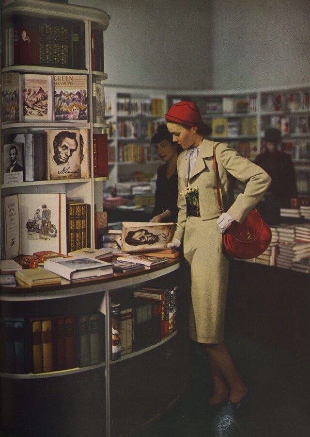 Женщина в книжном магазине, Нью-Йорк, 1944 год. Фотограф Георгий Гойнинген-Гюне