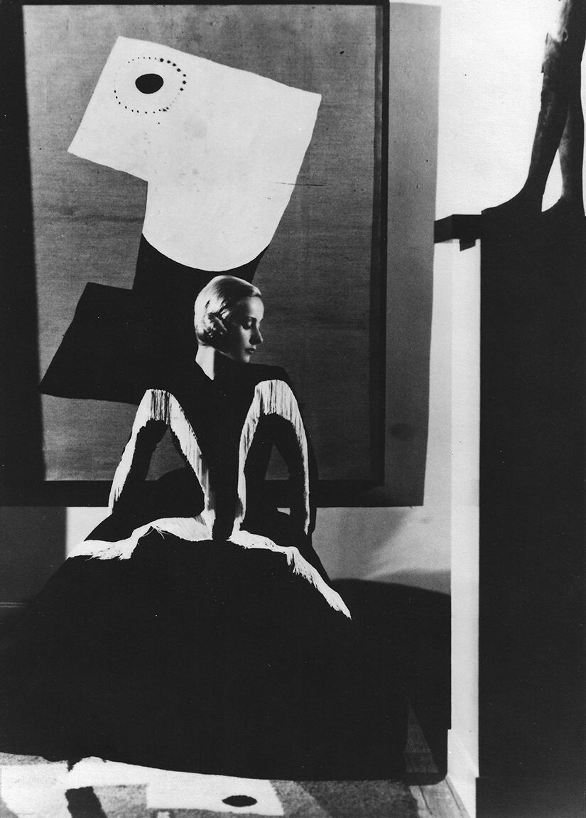 Модель в Баленсиага перед картиной Миро, сфотографированная в парижском доме Елены Рубинштейн, 1939 год. Фотограф Георгий Гойнинген-Гюне