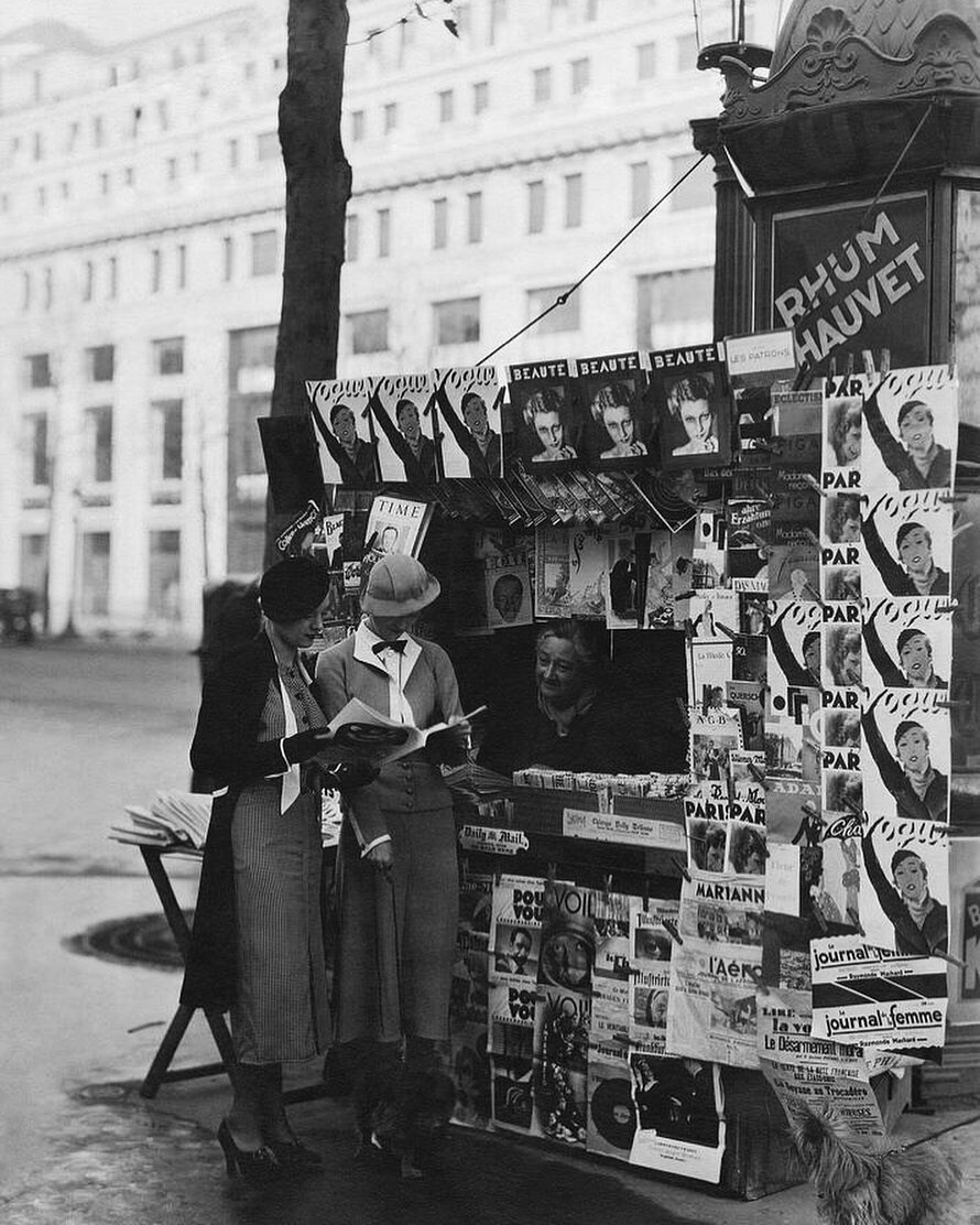 Женщины у газетного киоска, Париж, 1933 год. Фотограф Георгий Гойнинген-Гюне