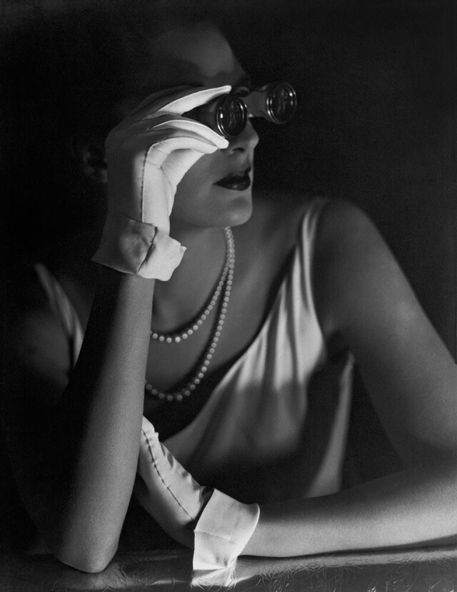 Агнета Фишер, демонстрирующая вечерние перчатки, 1931 год. Фотограф Георгий Гойнинген-Гюне