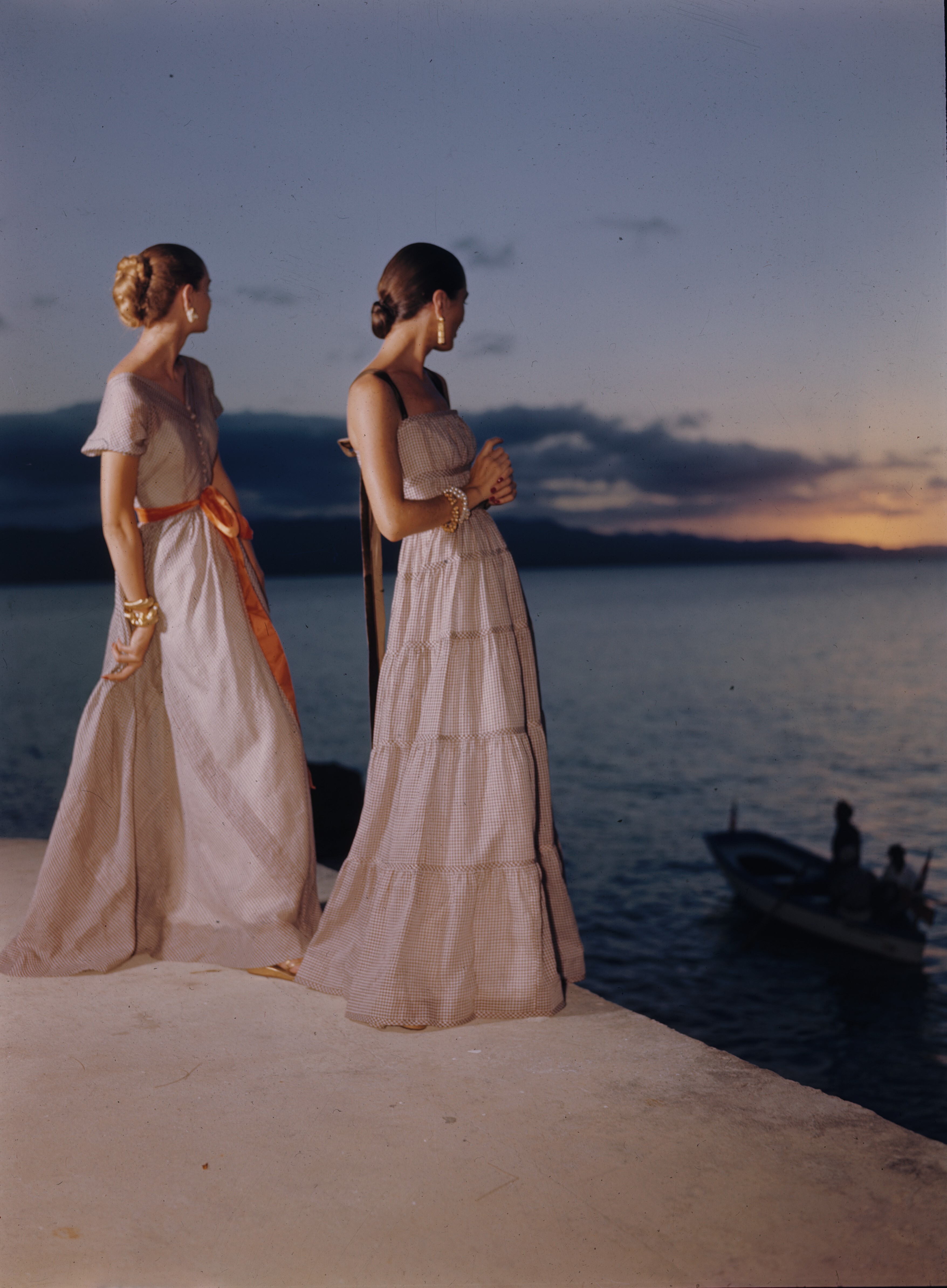 Две женщины в вечерних платьях, 1946. Фотограф Тони Фрисселл