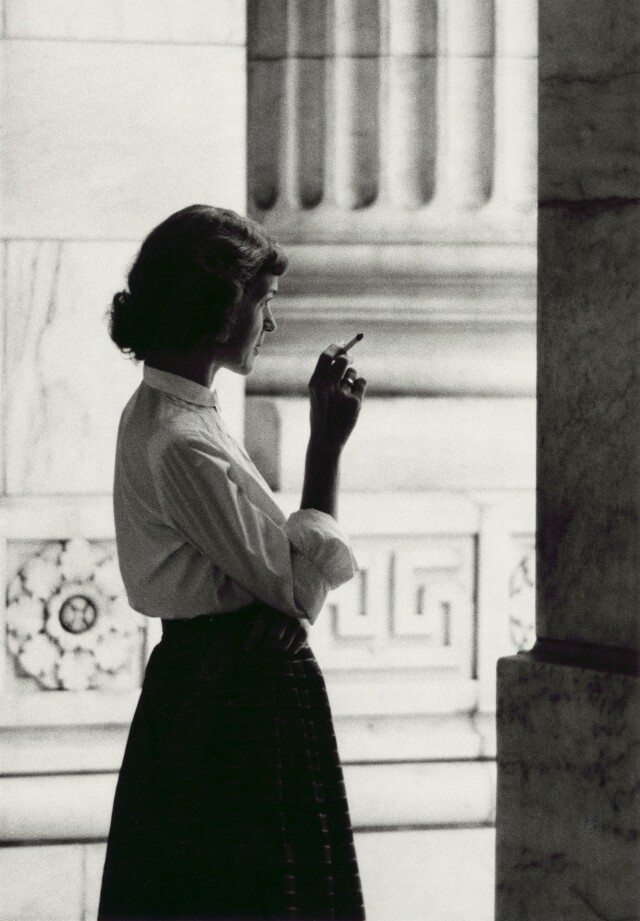 Женщина с сигаретой возле колонн у входа в Нью-Йоркскую публичную библиотеку, 1954. Фотограф Анджело Риццуто