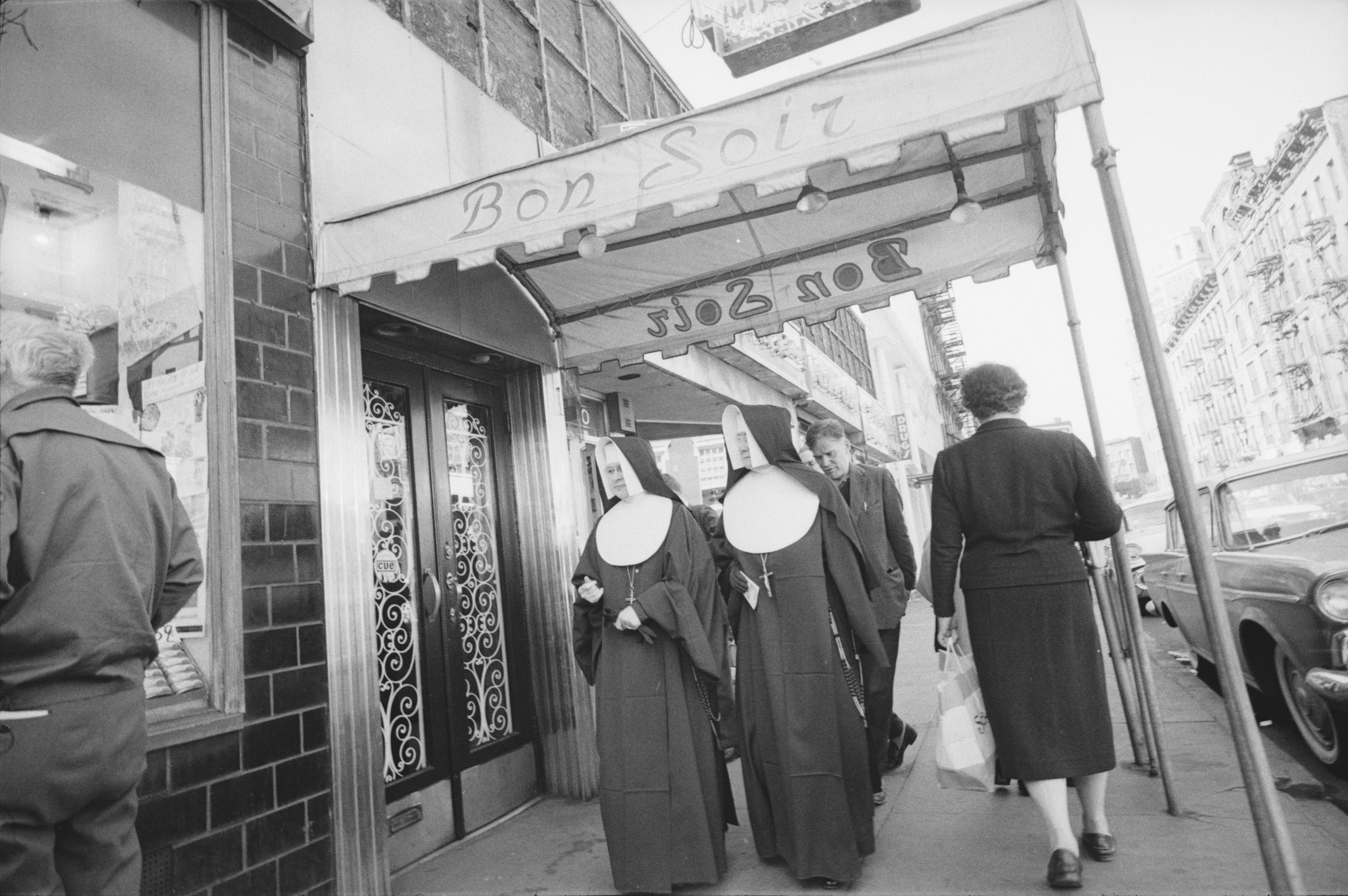 Монахини проходят возле ночного клуба Bon Soir, Нью-Йорк, 1960. Фотограф Анджело Риццуто