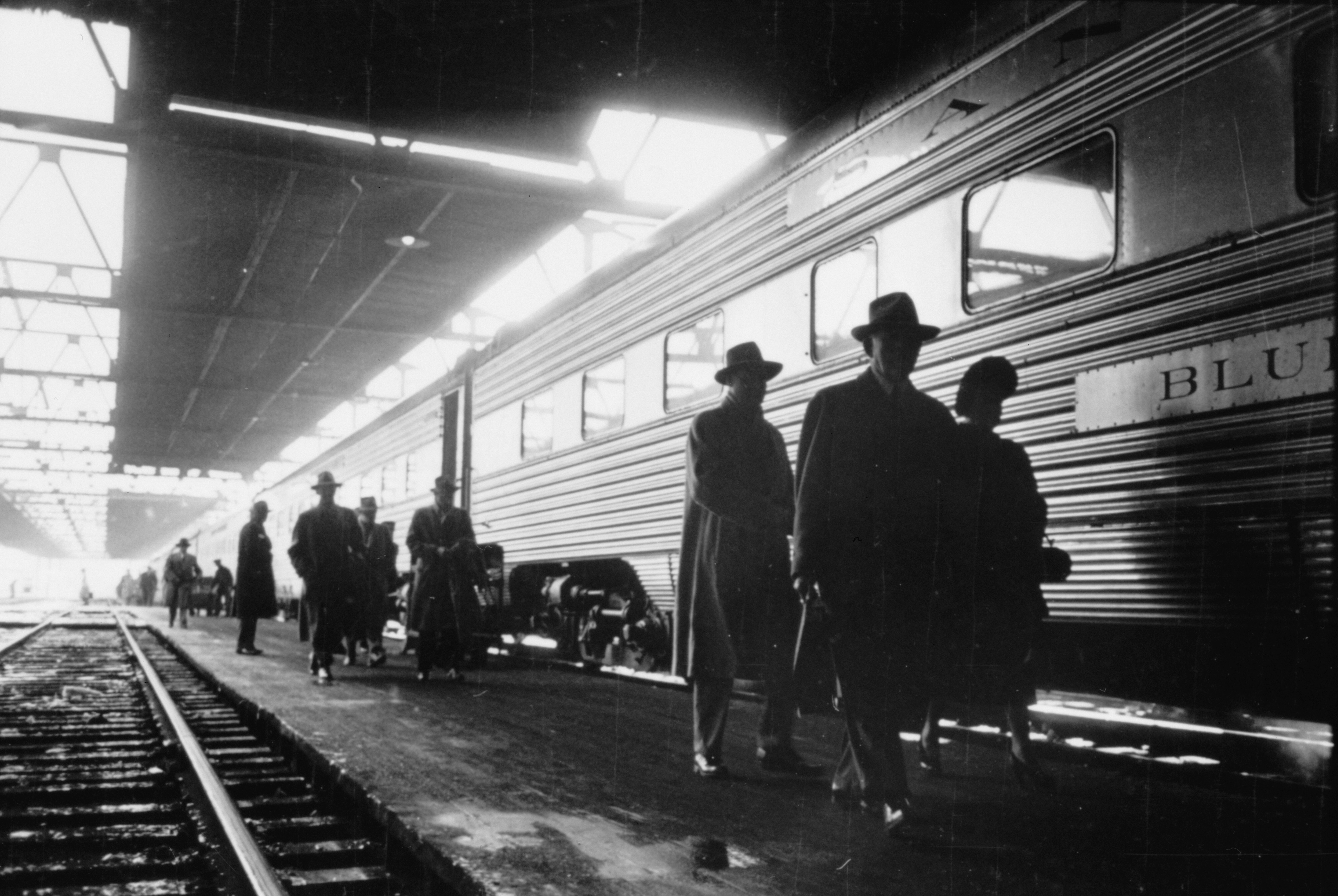 Пассажиры, идущие по платформе рядом с поездом. Чикаго, 1949. Фотограф Стэнли Кубрик
