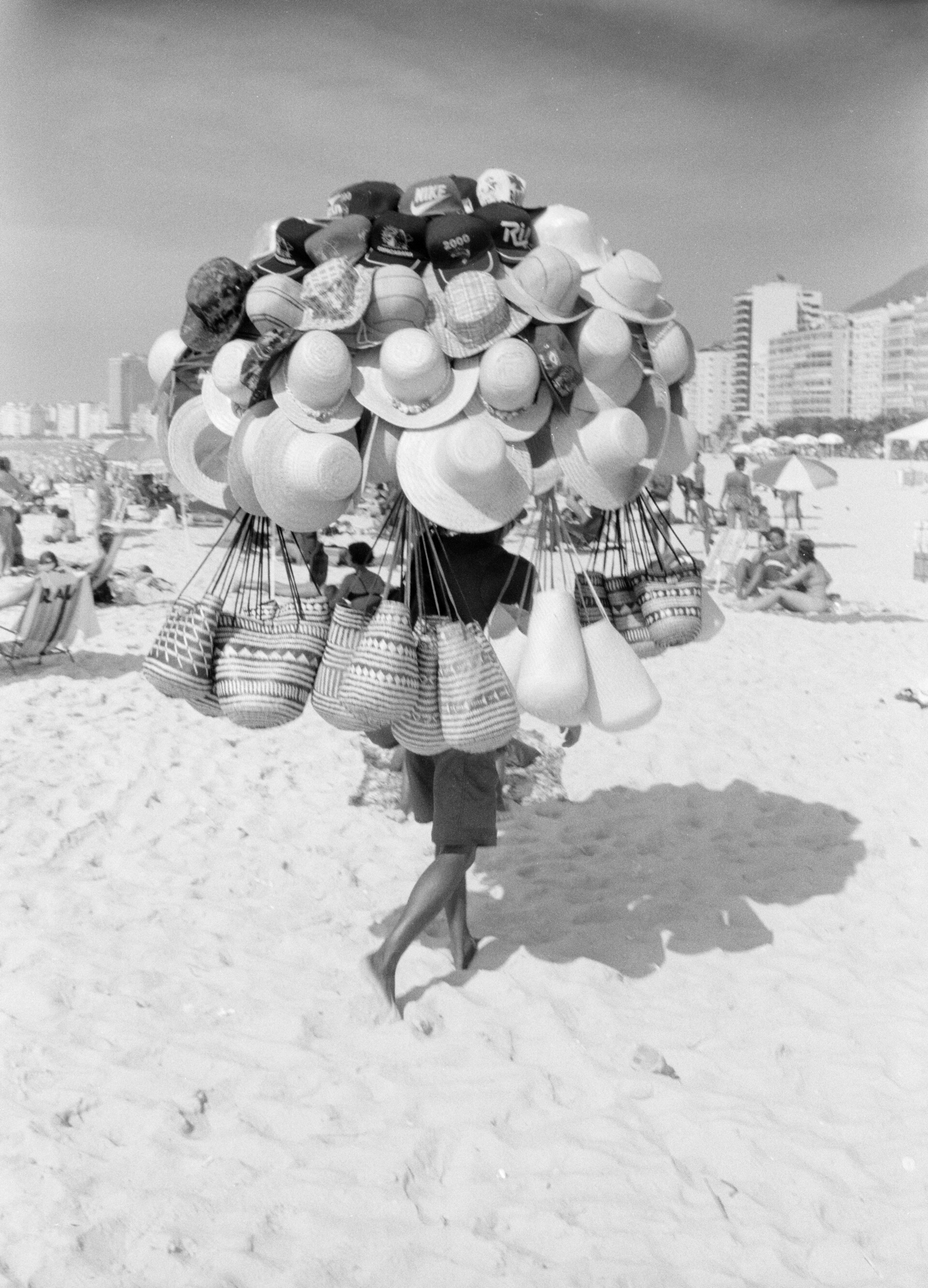 Продавец шляп и сумок на пляже Копакабана, Рио-де-Жанейро, 1999. Фотограф Андре Киприано