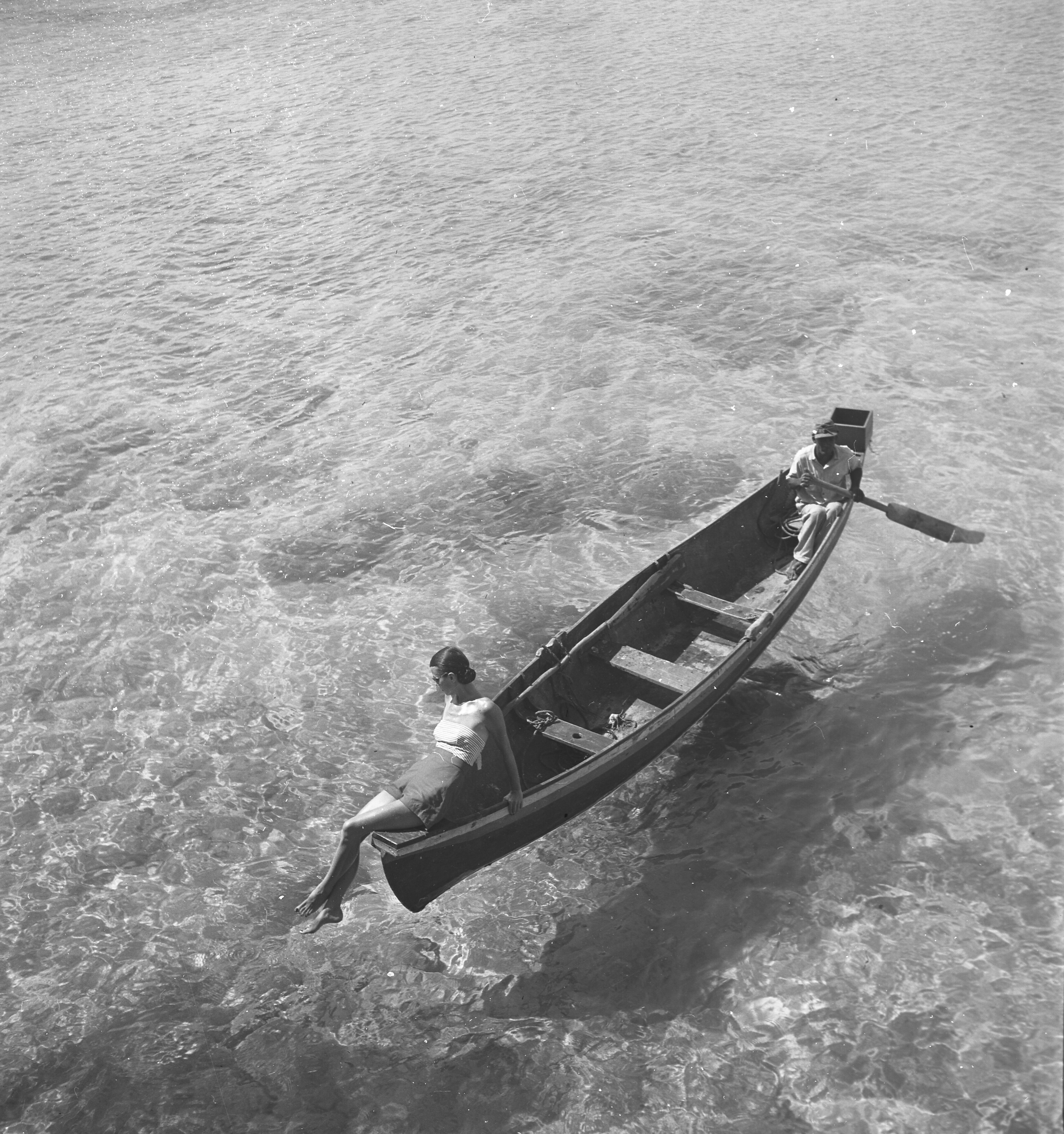 Фотомодель на краю лодки. Монтего-Бей, Ямайка, 1946. Фотограф Тони Фрисселл